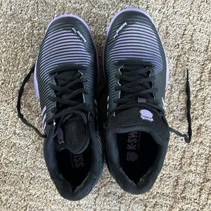 Womens K-Swiss tennis shoe. Size 9.5.